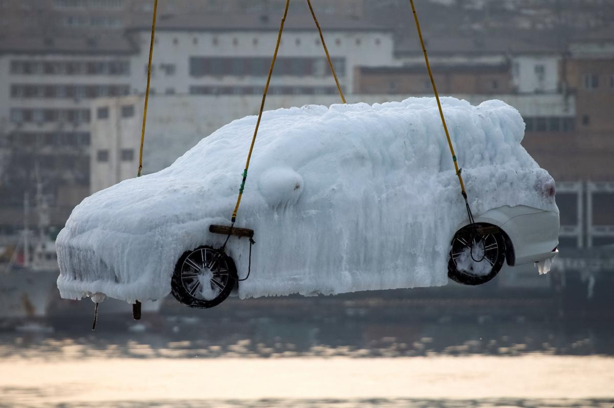 A batch of cars from Japan turned into ice sculptures / photo REUTERS