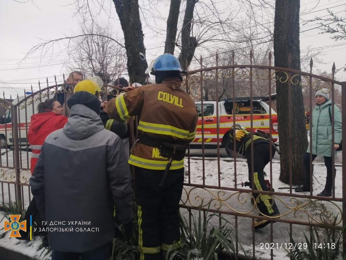 The victim tried to restore balance by grabbing a metal fence / photo: State Emergency Service