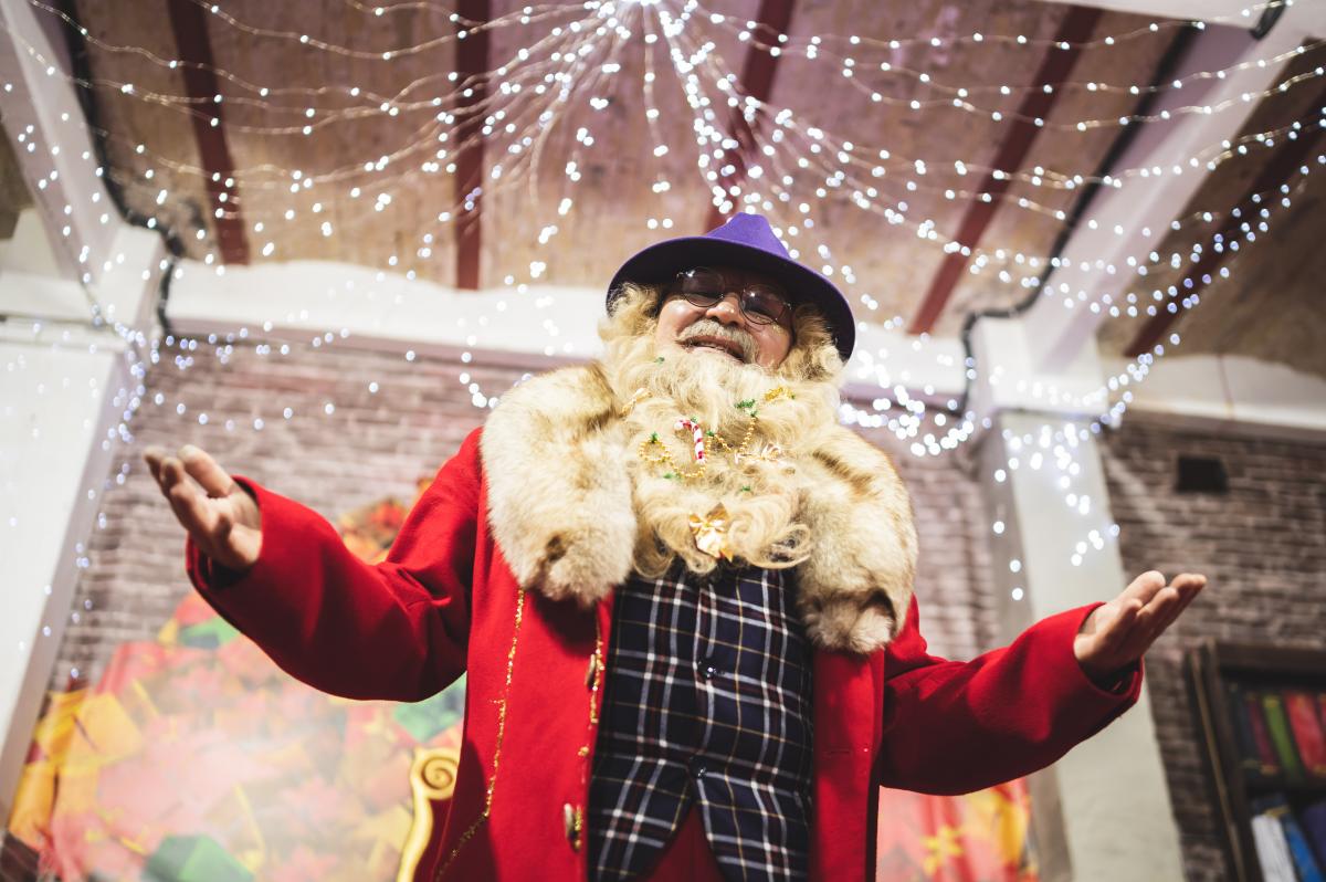 Санта рассказывает, что его миссия-мечта – дарить позитив \ фото УНИАН, Вячеслав Ратынский