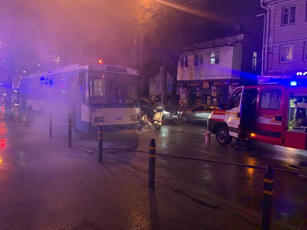A trolleybus with people caught fire in Rivne / photo by the State Emergency Service of the Rivne region