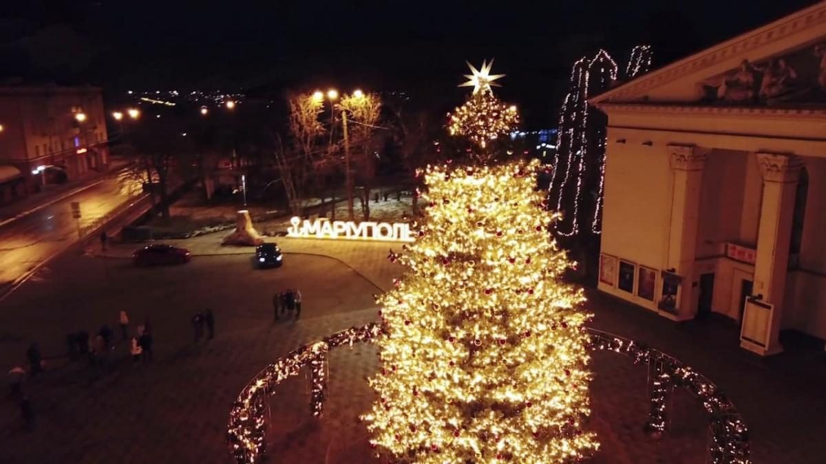 В центре Мариуполя упала новогодняя елка (видео) — УНИАН