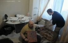 Стримеры приковали человека к батарее и издевались в прямом эфире (видео)