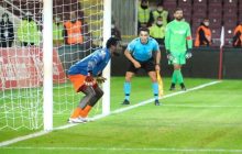 Экс-нападающий Манчестер Юнайтед стал на ворота и выиграл серию пенальти в Кубке Турции (видео)