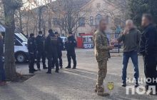 У Чорноморську мітингувальники побилися з правоохоронцями біля мерії: є постраждалі