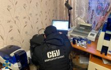 Изготавливали техпаспорта на угнанные авто и фальсифицированные водительские права: СБУ разоблачила подпольный "сервисный центр МВД" (фото, видео)