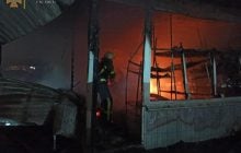 В Киеве горел рынок: огонь уничтожил 8 торговых павильонов (фото)