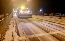 В Киеве ночью выпал снег: как коммунальщики боролись с непогодой (фото)