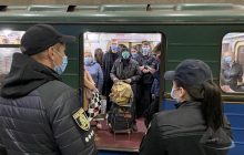 В метро Харькова подростки "праздновали" день ВСУ", распивая водку в вагоне (видео)