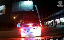 Зажал руку и тянул по дороге: в Одессе пьяный водитель поранил полицейского (видео)