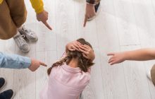 Втрата зору та перелом носа через поцілунок: у Запоріжжі школярки приревнували хлопця та побили трьох ровесниць (відео)