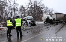 Смертельна ДТП під Черніговом: водій маршрутки загинув, а вантажівки – вижив