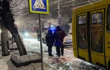 В центре Черновцов маршрутка сбила пенсионера, мужчину госпитализировали в тяжелом состоянии (фото)