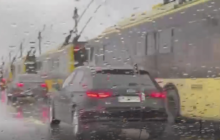 В Киеве массово стоят троллейбусы из-за непогоды: появилось видео "коллапса" на мосту Патона