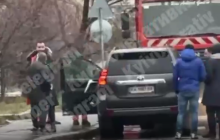 В Киеве пешеход "проучил" водителя за обливание из лужи: все завершилось дракой и ДТП (видео)