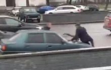 Відчайдушний вчинок: водій автобуса у Києві незвично затримав порушника ПДР (відео)