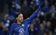 Футболістка Челсі брутально розібралася з фанатом, який вибіг на поле (відео)