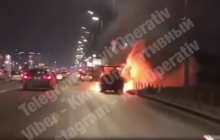 У Києві під час руху спалахнуло авто: реакція інших водіїв здивувала мережу (відео)