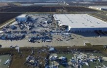 Шість людей загинули на зруйнованому торнадо складі Amazon у США (фоторепортаж)