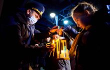 До України прибув Вифлеємський вогонь миру: його вперше розвозить "Укрзалізниця" (фото)