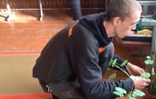 "Я тебе повішу, ти відьма": у Запорізькій області хворий молодик тримає в страху все село (відео)