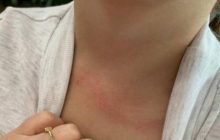 В РФ 3-летняя девочка чуть не повесилась в детском центре на глазах у мамы (видео)