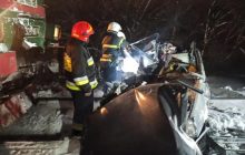 На Прикарпатье поезд "уничтожил" легковое авто, есть жертвы (фото)