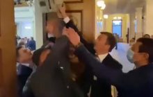 Нардеп забросил кассовый аппарат в зал Рады: тот пролетел над головами охранников (видео)