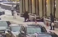 В России глыба льда проломила череп девушке, она впала в кому (видео)