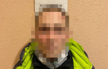 Хотел предотвратить кражу: в Киеве вор ударил ножом пассажира автобуса (фото)
