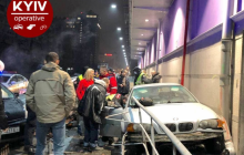 У Києві водій BMW зніс припарковані автівки та влетів у стіну ТРЦ (фото)