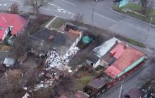 Видно только крышу: в Полтаве женщина 20 лет тянет домой мусор со всего города (фото, видео)