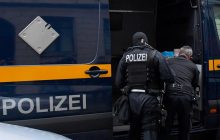 В Германии полиция провела рейды среди антивакцинаторов из-за планов убить местного политика