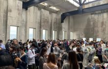 В Гонконге загорелся Всемирный торговый центр: в ловушке на крыше здания оказались сотни человек (видео)