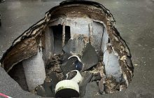 У Києві провал в асфальті раптово відкрив підвал садиби початку ХІХ століття (фото)