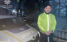 Патрульний у свій вихідний героїчно врятував дитину, винісши її з палаючої квартири (фото)