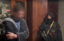 Під Києвом чоловік тероризує цілий під'їзд: дзюрить під двері, трощить майно, нападає (відео)