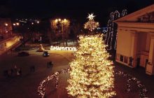 В центре Мариуполя упала новогодняя елка (видео)
