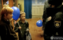 Мыл машины, чтобы заработать: в Чернигове полицейские осуществили мечту 8-летнего мальчика (видео)