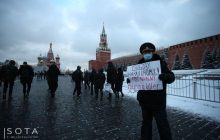 Бывший полицейский вышел на Красную площадь с плакатом "Путин - убийца" (фото)