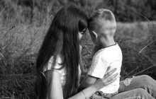 800 днів в заручниках у власного тата: українка вперше за роки возз'єдналася з сином