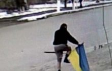 На Дніпропетровщині чоловіка затримано за наругу над прапором України (фото)