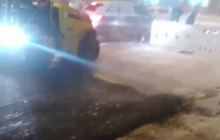 "У них доплата йде": мережу "підірвало" відео ремонту дороги в Києві під час снігопаду