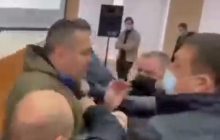 Виламали двері, влаштували штовханину: у Кривому Розі депутати від "Слуги народу" зірвали сесію райради (відео)