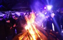 Шашлики та глінтвейн: Зеленський влаштував "вечірку" для послів та журналістів біля вогнища (відео)