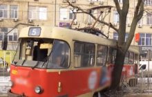В Харькове трамвай на полной скорости врезался в дерево, пострадали пассажиры (видео)