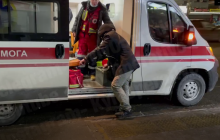 Двоє п'яних киян влаштували бійку й кидалися на медиків - "покарання" було раптовим (відео)