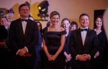 Олена Зеленська у чорній сукні з відкритими плечима потрапила в об'єктиви камер