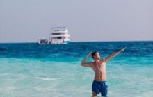 С голым торсом и в новогоднем платье: участник "Холостячки-2" похвастался праздничным отдыхом (фото)