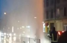 У Львові посеред вулиці забив семиметровий фонтан: працівник годину стояв на кришці люка