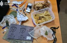 Незвичайні способи сховати наркотики використали працівники колоній: їх викрило ДБР